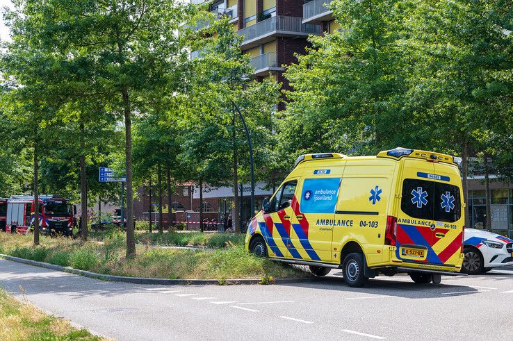 Overvaller opgepakt bij Rabobank in Zwolle, tas zorgt voor hermetische afsluiting Willemskade