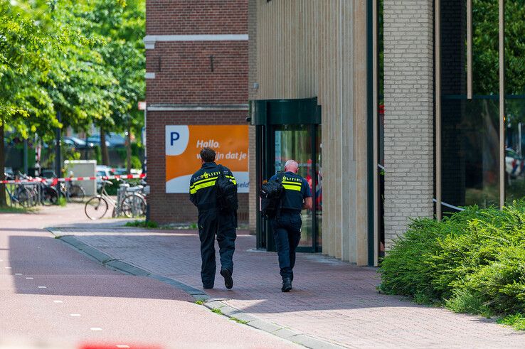 Overvaller opgepakt bij Rabobank in Zwolle, tas zorgt voor hermetische afsluiting Willemskade