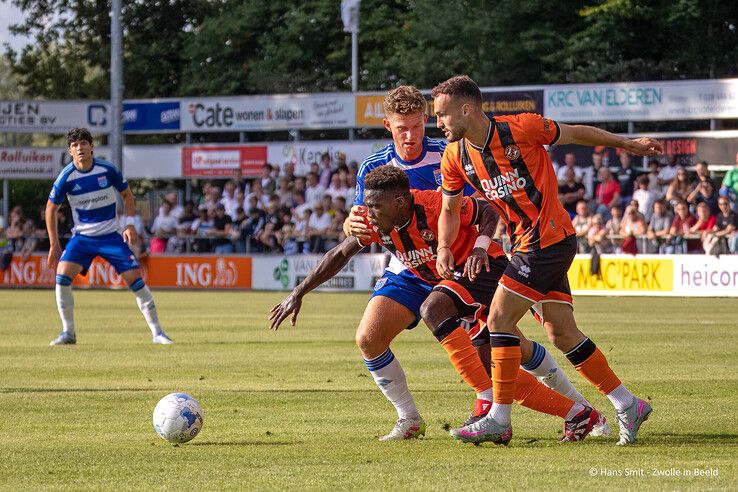 In beeld: PEC Zwolle verslaat Dundee United na sterke tweede helft in Oldebroek