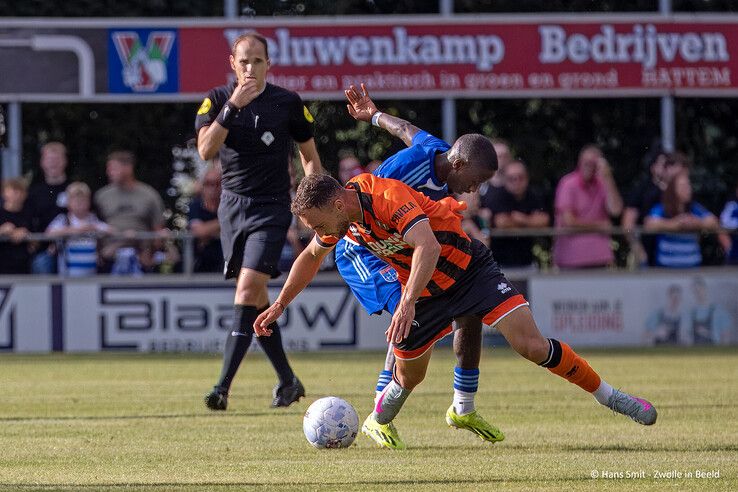 In beeld: PEC Zwolle verslaat Dundee United na sterke tweede helft in Oldebroek