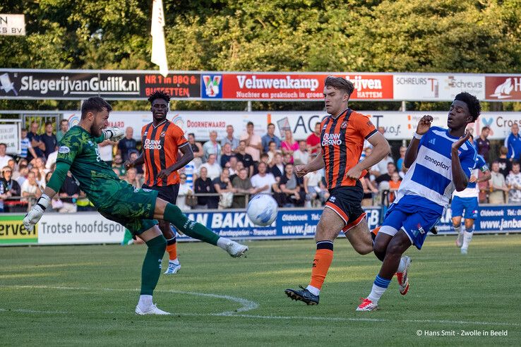 In beeld: PEC Zwolle verslaat Dundee United na sterke tweede helft in Oldebroek