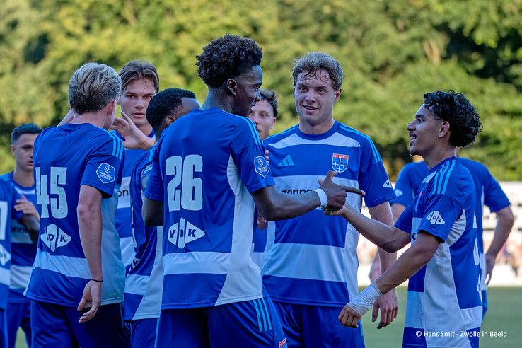 In beeld: PEC Zwolle verslaat Dundee United na sterke tweede helft in Oldebroek