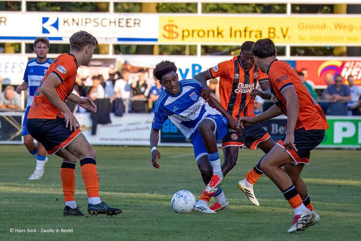 In beeld: PEC Zwolle verslaat Dundee United na sterke tweede helft in Oldebroek