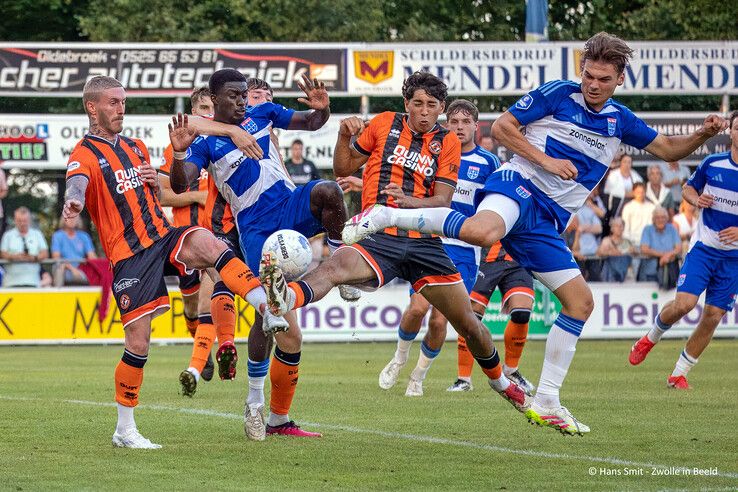 In beeld: PEC Zwolle verslaat Dundee United na sterke tweede helft in Oldebroek