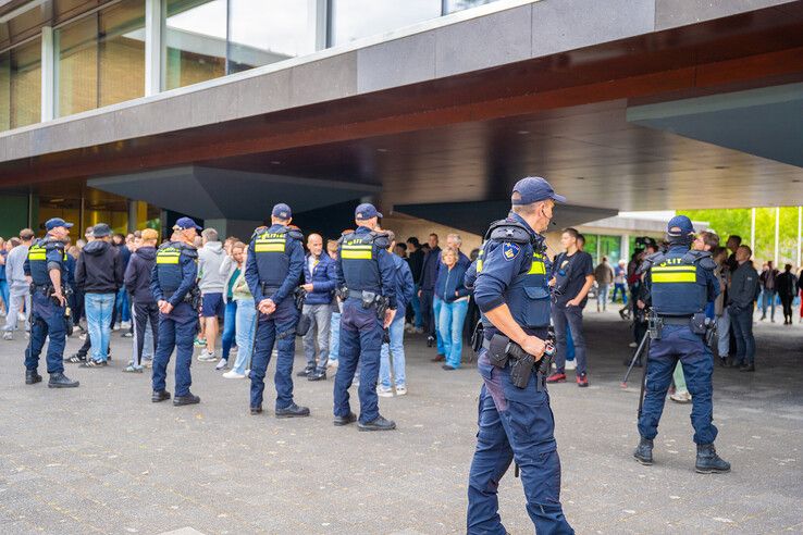 In beeld: Wilders steunt azc-tegenstanders in Zwolle, tegendemonstranten: ‘In Zwolle is geen plek voor haat’