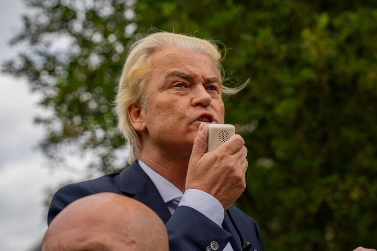 In beeld: Wilders steunt azc-tegenstanders in Zwolle, tegendemonstranten: ‘In Zwolle is geen plek voor haat’