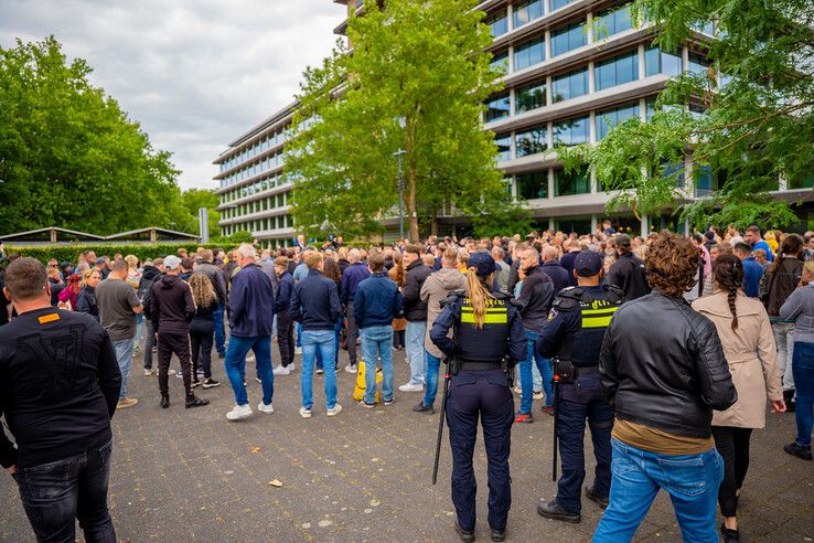 In beeld: Wilders steunt azc-tegenstanders in Zwolle, tegendemonstranten: ‘In Zwolle is geen plek voor haat’