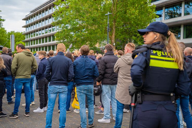 In beeld: Wilders steunt azc-tegenstanders in Zwolle, tegendemonstranten: ‘In Zwolle is geen plek voor haat’