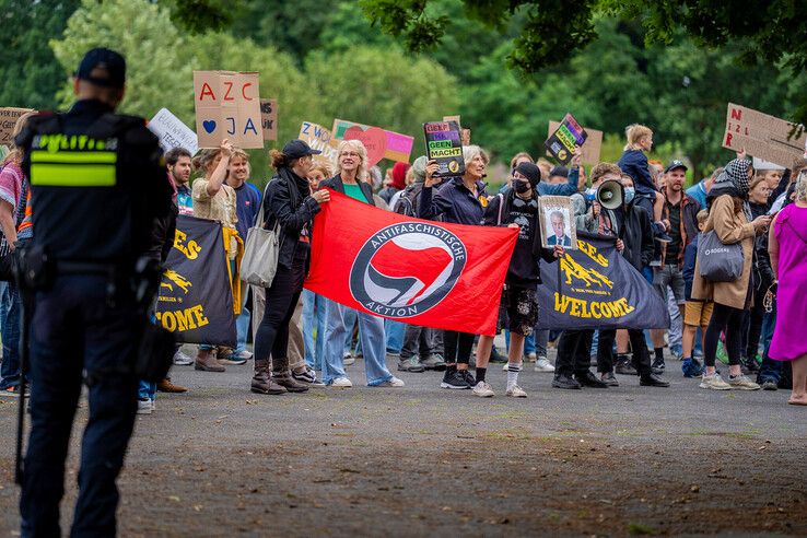 In beeld: Wilders steunt azc-tegenstanders in Zwolle, tegendemonstranten: ‘In Zwolle is geen plek voor haat’