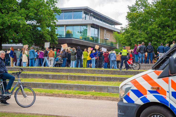 In beeld: Wilders steunt azc-tegenstanders in Zwolle, tegendemonstranten: ‘In Zwolle is geen plek voor haat’