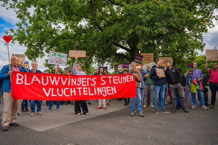 In beeld: Wilders steunt azc-tegenstanders in Zwolle, tegendemonstranten: ‘In Zwolle is geen plek voor haat’