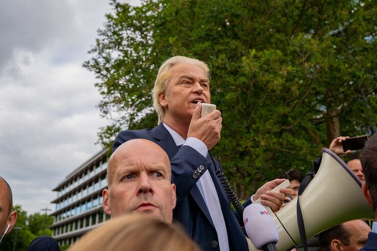 In beeld: Wilders steunt azc-tegenstanders in Zwolle, tegendemonstranten: ‘In Zwolle is geen plek voor haat’