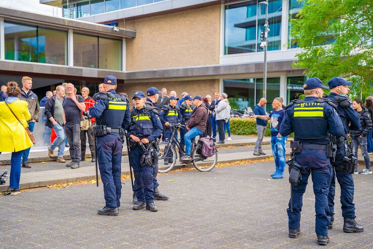 In beeld: Wilders steunt azc-tegenstanders in Zwolle, tegendemonstranten: ‘In Zwolle is geen plek voor haat’