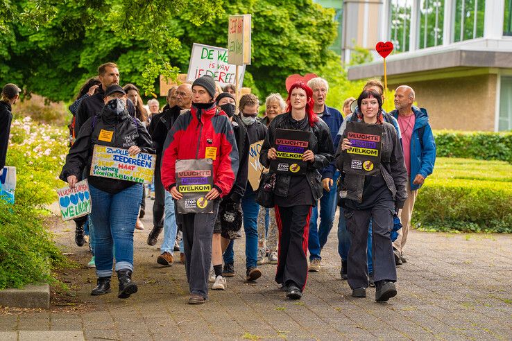 In beeld: Wilders steunt azc-tegenstanders in Zwolle, tegendemonstranten: ‘In Zwolle is geen plek voor haat’