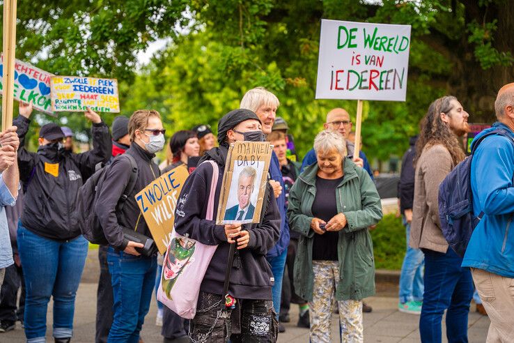In beeld: Wilders steunt azc-tegenstanders in Zwolle, tegendemonstranten: ‘In Zwolle is geen plek voor haat’