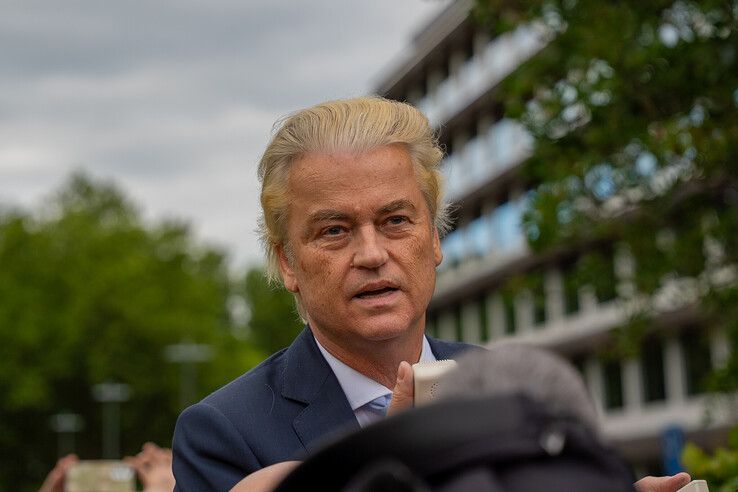 In beeld: Wilders steunt azc-tegenstanders in Zwolle, tegendemonstranten: ‘In Zwolle is geen plek voor haat’