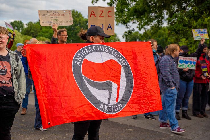 In beeld: Wilders steunt azc-tegenstanders in Zwolle, tegendemonstranten: ‘In Zwolle is geen plek voor haat’