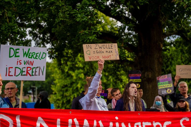 In beeld: Wilders steunt azc-tegenstanders in Zwolle, tegendemonstranten: ‘In Zwolle is geen plek voor haat’