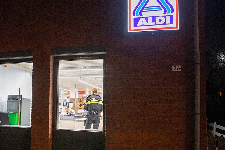 Politie stelt bewijs veilig bij Aldi in Zwolle na de overval.