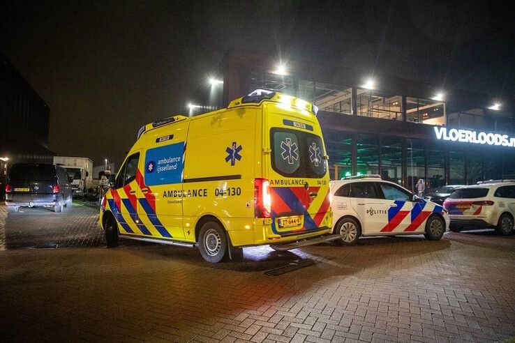 Hulpdiensten proberen na de steekpartij bij de Vloerloods het leven te redden van Fatih.