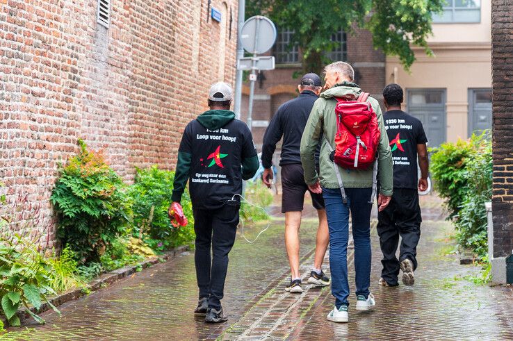In beeld: Stephen Brug loopt door Zwolle voor kankerbestrijding, met Typhoon aan zijn zijde en Sticks langs de route