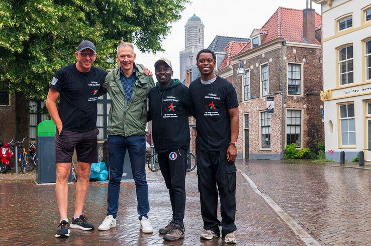 In beeld: Stephen Brug loopt door Zwolle voor kankerbestrijding, met Typhoon aan zijn zijde en Sticks langs de route