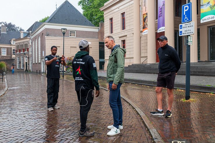 In beeld: Stephen Brug loopt door Zwolle voor kankerbestrijding, met Typhoon aan zijn zijde en Sticks langs de route