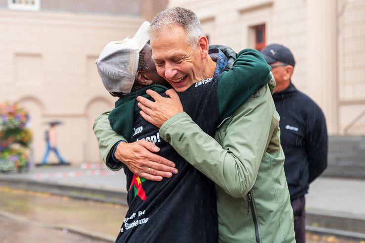 In beeld: Stephen Brug loopt door Zwolle voor kankerbestrijding, met Typhoon aan zijn zijde en Sticks langs de route