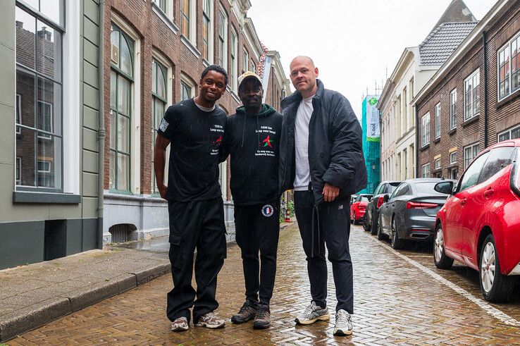In beeld: Stephen Brug loopt door Zwolle voor kankerbestrijding, met Typhoon aan zijn zijde en Sticks langs de route