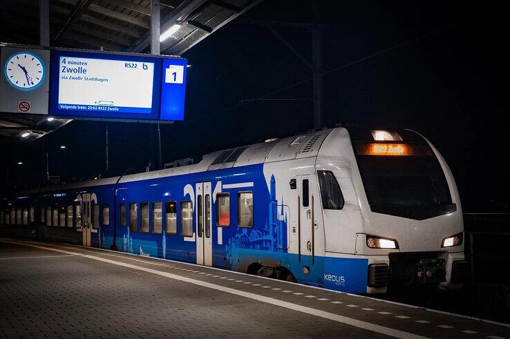 Een trein van Keolis op het station in Kampen.