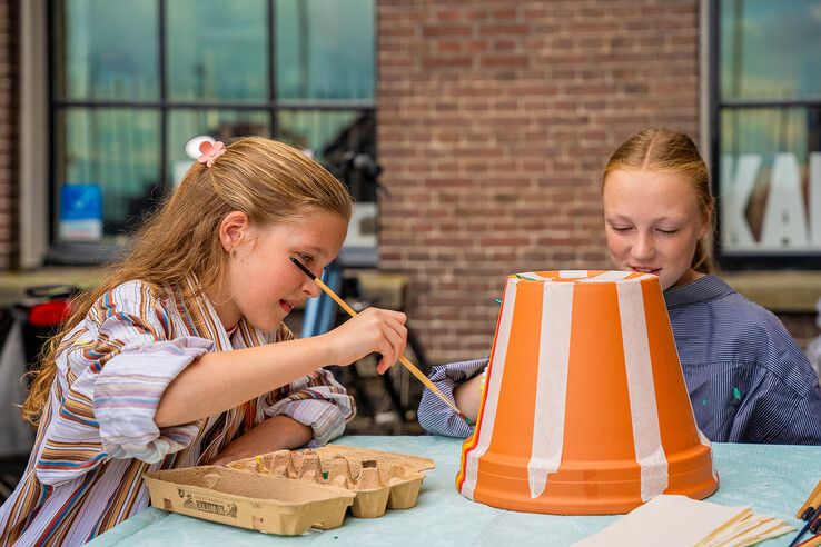 In beeld: Kinderen maken bibliotheekplein Kampen groener met hulp van de Groene Loper