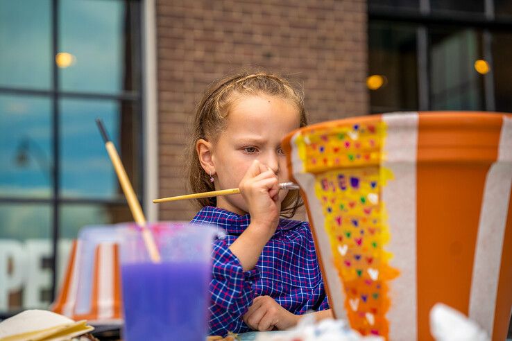 In beeld: Kinderen maken bibliotheekplein Kampen groener met hulp van de Groene Loper
