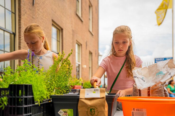 In beeld: Kinderen maken bibliotheekplein Kampen groener met hulp van de Groene Loper
