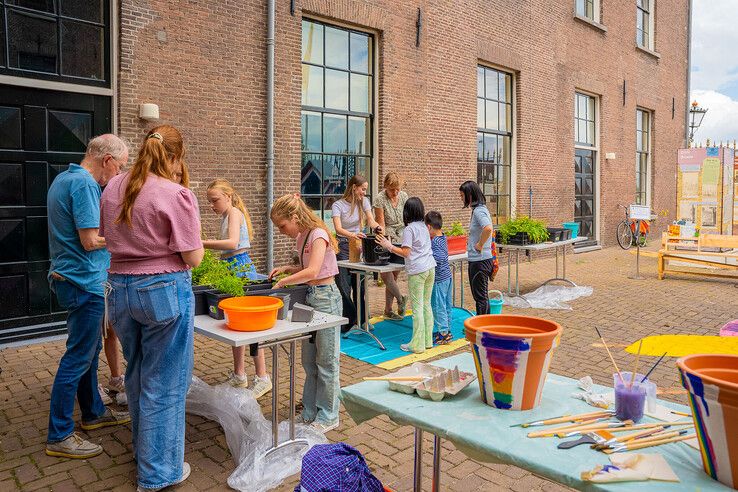 In beeld: Kinderen maken bibliotheekplein Kampen groener met hulp van de Groene Loper