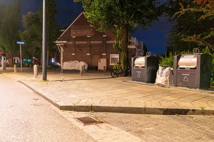 De fietser botste tegen de stoeprand in het parkeervak.