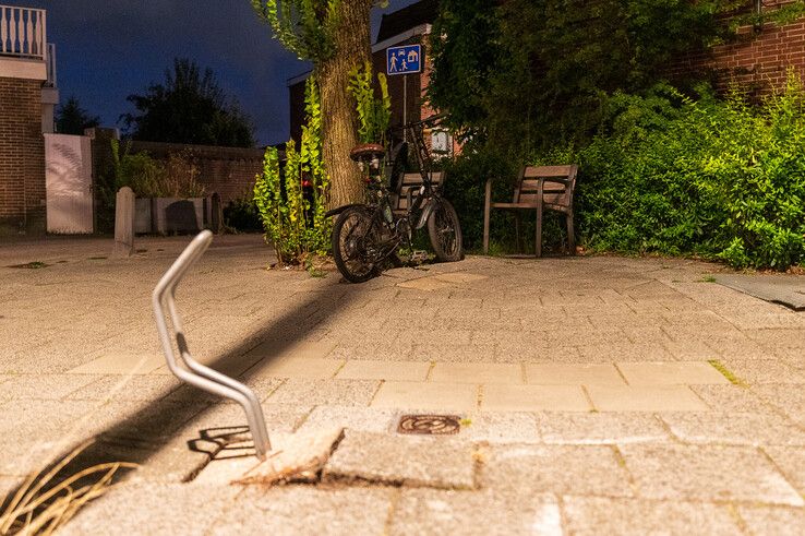 Hij belandde met zijn borstkas boven op de fietsbeugel.