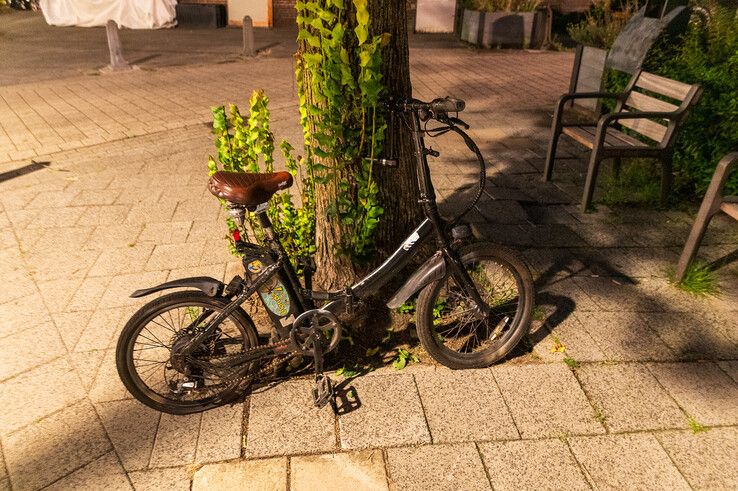 De elektrische vouwfiets van de man.