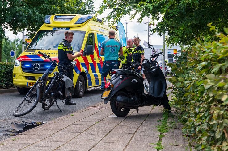 Hulpdiensten bij ongeval op fietspad Blaloweg in Zwolle.