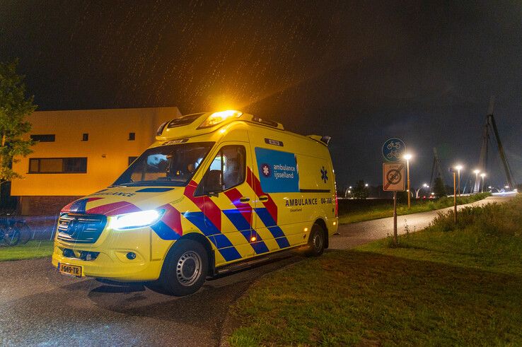 Ambulance bij ongeval op Kamperpad in Zwolle.