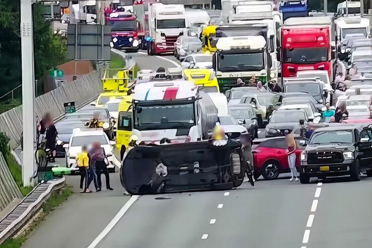 Lange file door ongeval op A28 bij Zwolle.