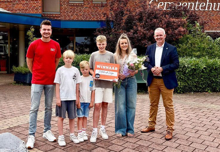 Van links af Martijn Dragt, Katinka met haar gezin en wethouder Jan van der Poel.