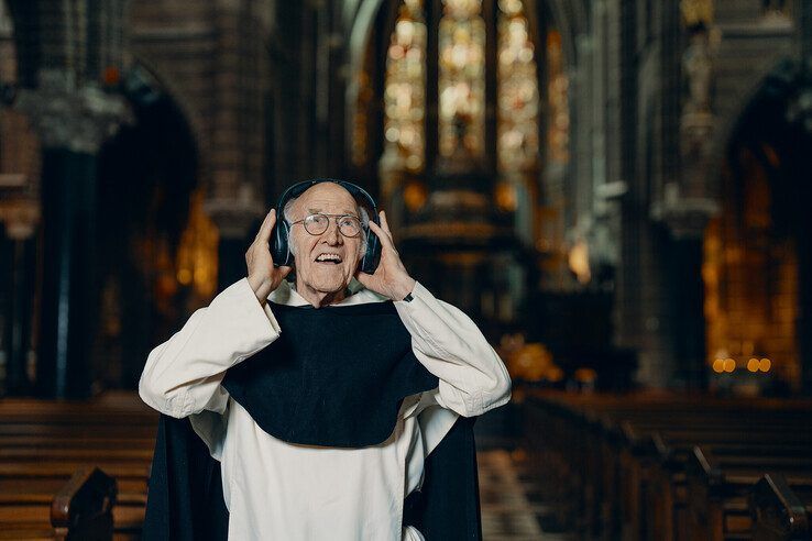 Dominicaan Jan Laan luistert de nieuwe audiotour.