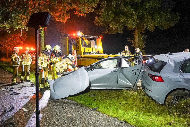 Auto splijt in tweeën bij harde klap tegen boom in Raalte, bestuurder (18) stapt zelf uit