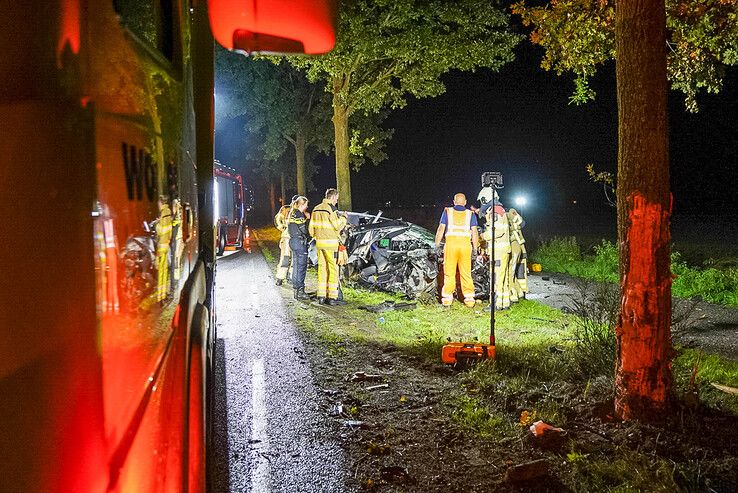 Auto splijt in tweeën bij harde klap tegen boom in Raalte, bestuurder (18) stapt zelf uit