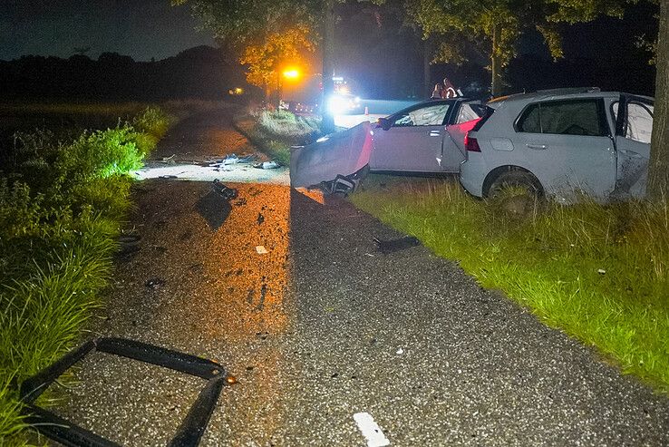 Auto splijt in tweeën bij harde klap tegen boom in Raalte, bestuurder (18) stapt zelf uit