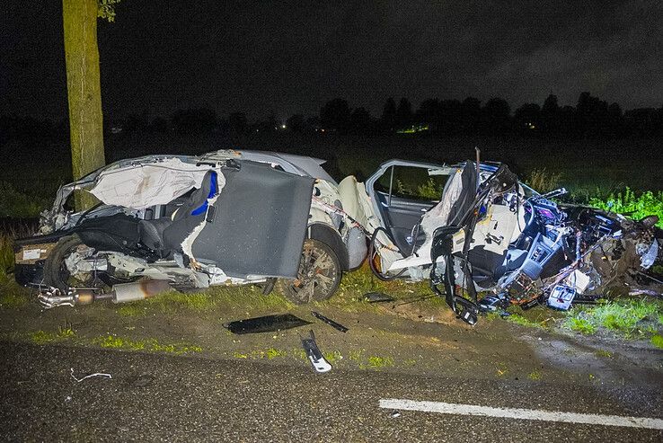 Auto splijt in tweeën bij harde klap tegen boom in Raalte, bestuurder (18) stapt zelf uit