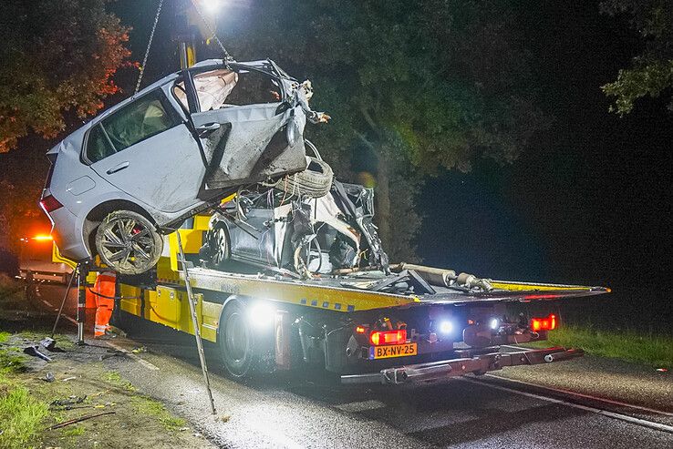 Auto splijt in tweeën bij harde klap tegen boom in Raalte, bestuurder (18) stapt zelf uit