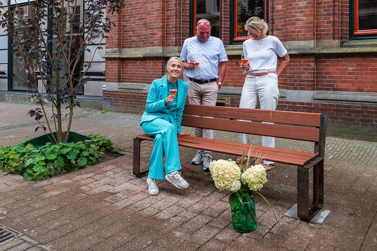 Wethouder Anja Roelfs neemt het 3FM Serious Request-bankje in gebruik in de Diezerstraat.