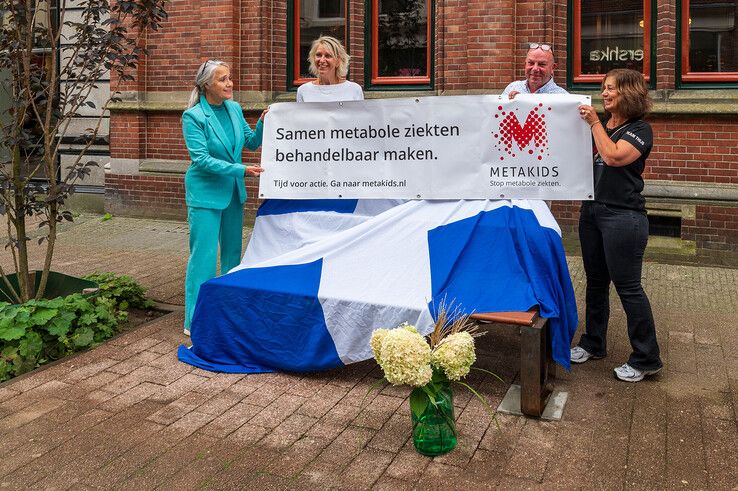 Zwolle onthult bankje als tastbare herinnering aan 3FM Serious Request