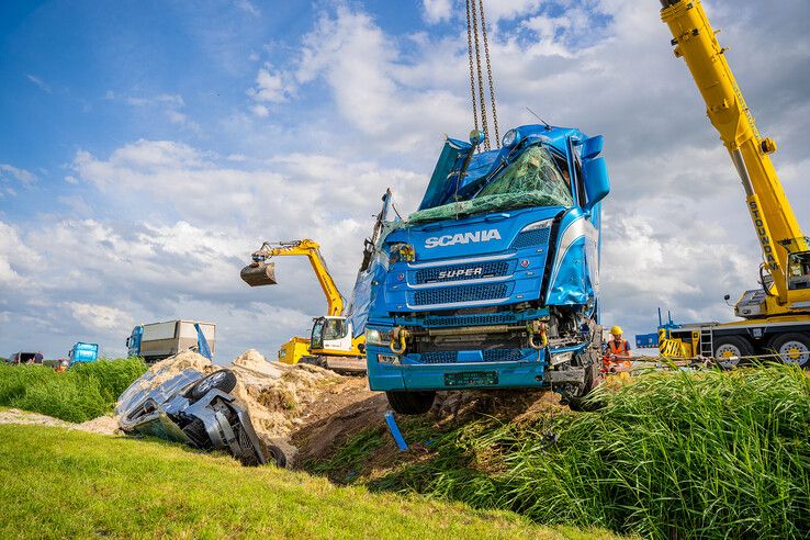 In beeld: Weg tussen Kampen en Dronten tot laat in de avond dicht door grote bergingsoperatie (video)